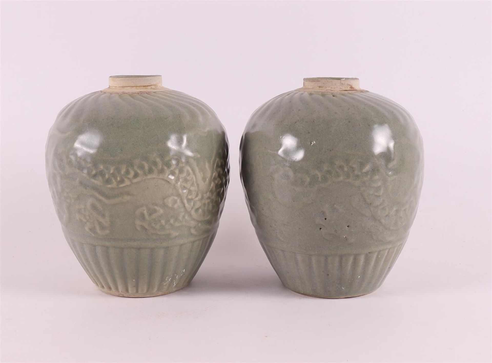 A pair of celadon glazed porcelain vase, China, 20th century or earlier. Relief decoration of dragon - Bild 2 aus 6