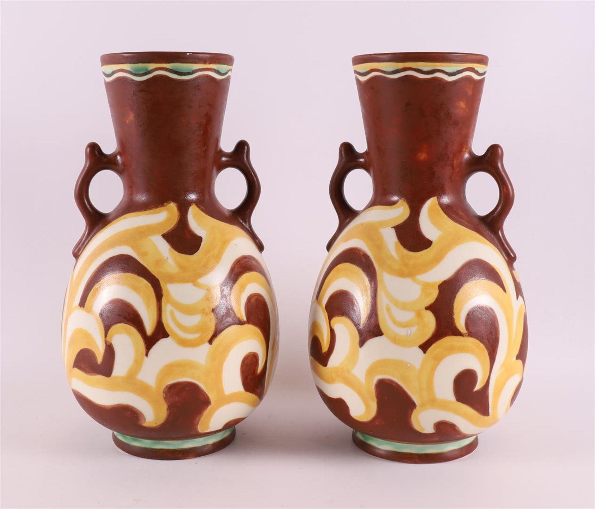 A pair of earthenware vases with handles with polychrome decor of griffins, ca. 1930. Design: Lion - Bild 2 aus 6