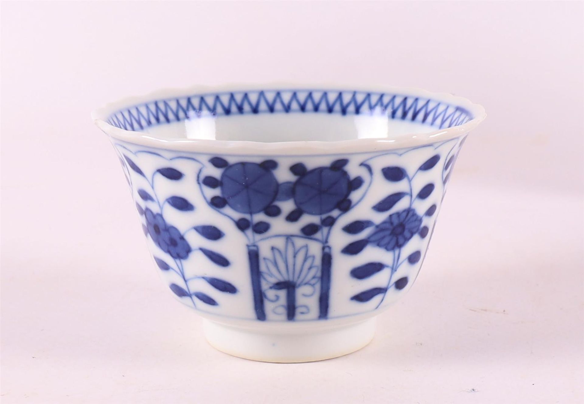 Three various blue/white porcelain cups and saucers, China, 1st half of the 19th century. Blue - Bild 6 aus 23