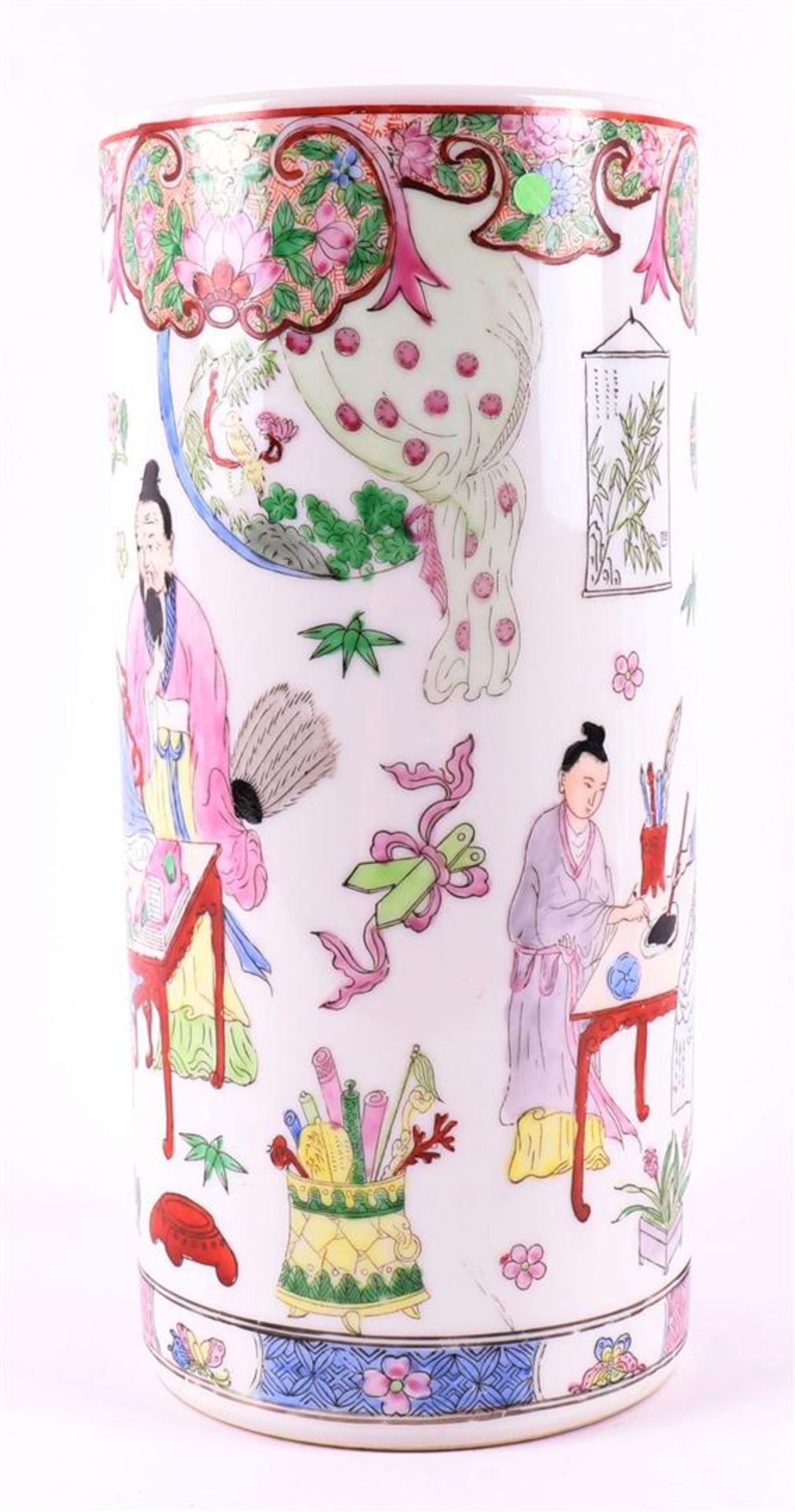 A cylindrical porcelain vase, China, 20th century. Polychrome decor of a painter at a table, - Bild 4 aus 6