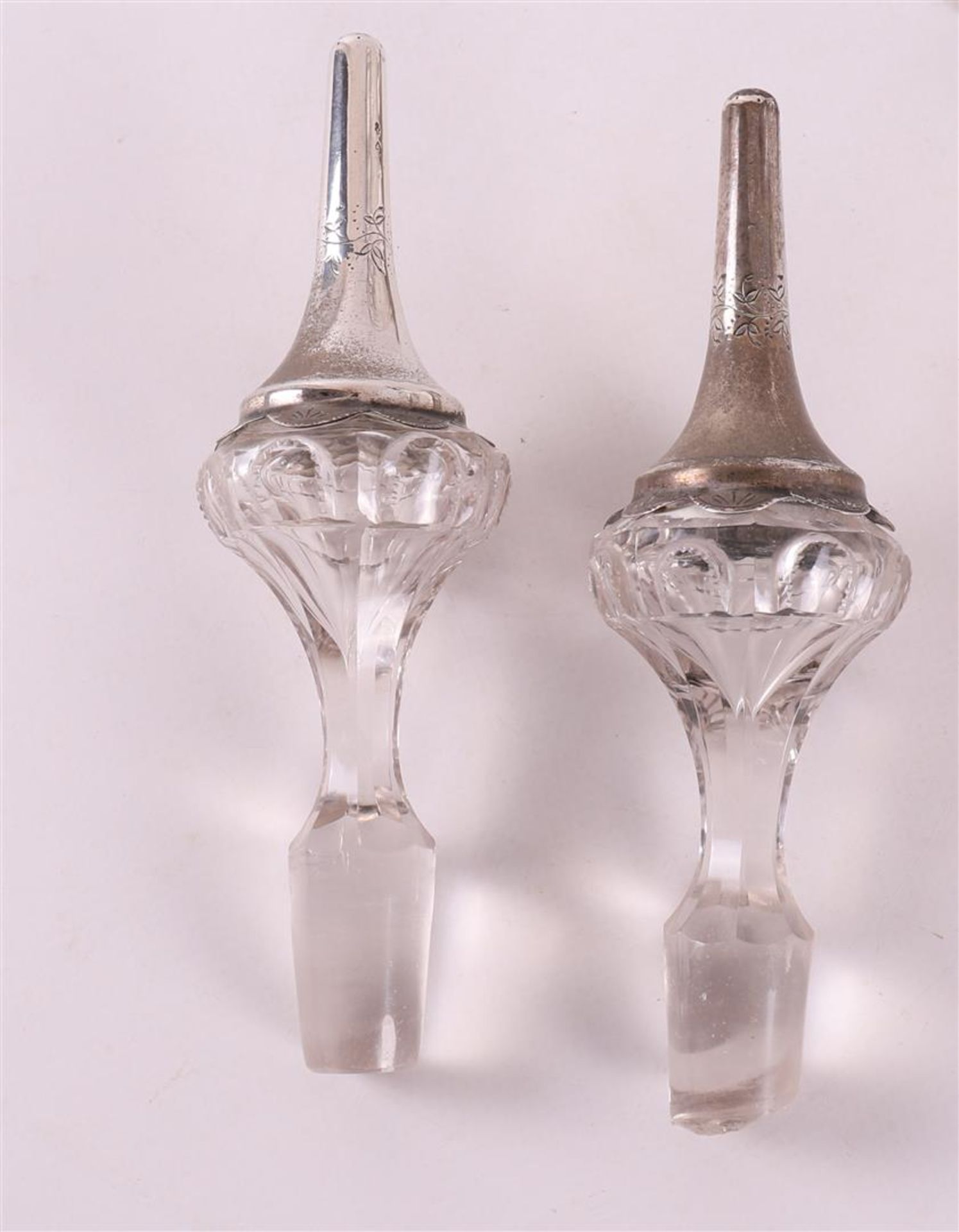 A set of clear glass decanters with 2nd grade 835/1000 silver mount, around 1900, h 40 cm, tot. - Bild 4 aus 6