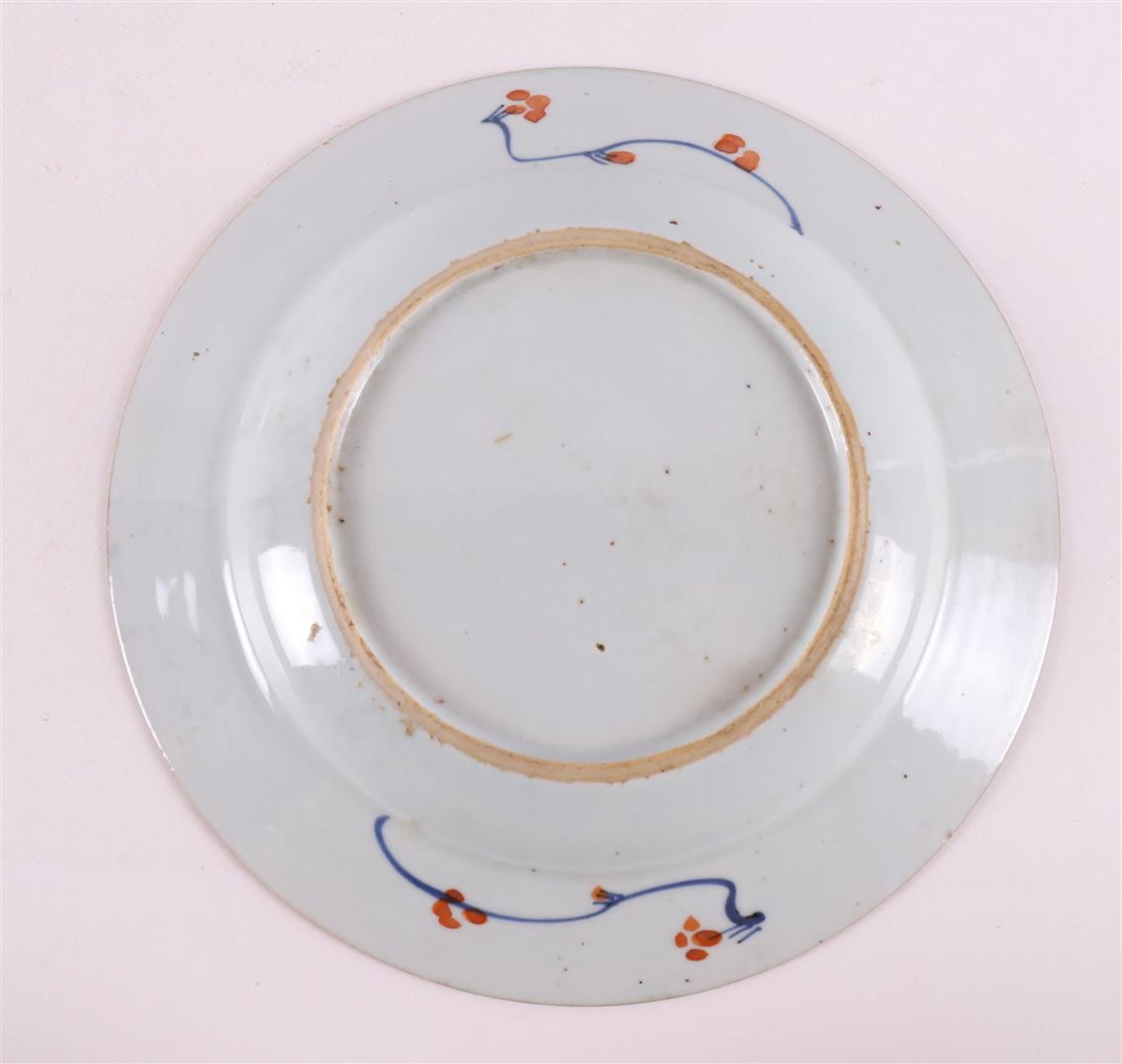 A series of three porcelain plates, China, Kangxi, around 1700. Blue/red, partly gold-heightened - Bild 11 aus 12