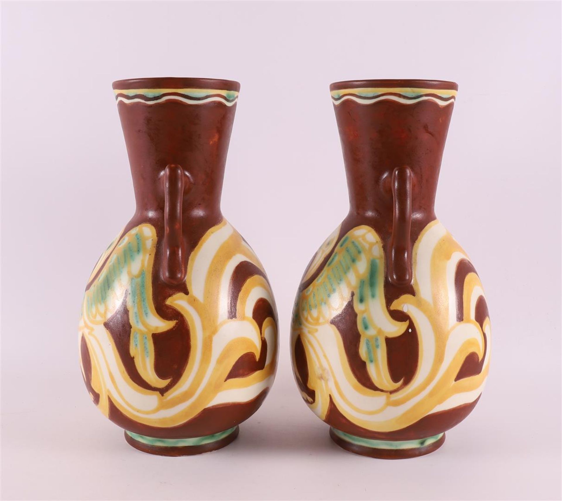 A pair of earthenware vases with handles with polychrome decor of griffins, ca. 1930. Design: Lion - Bild 4 aus 6