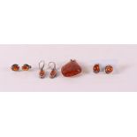 A lot of various amber jewelry, including pendant and ear studs, tot. 7x.