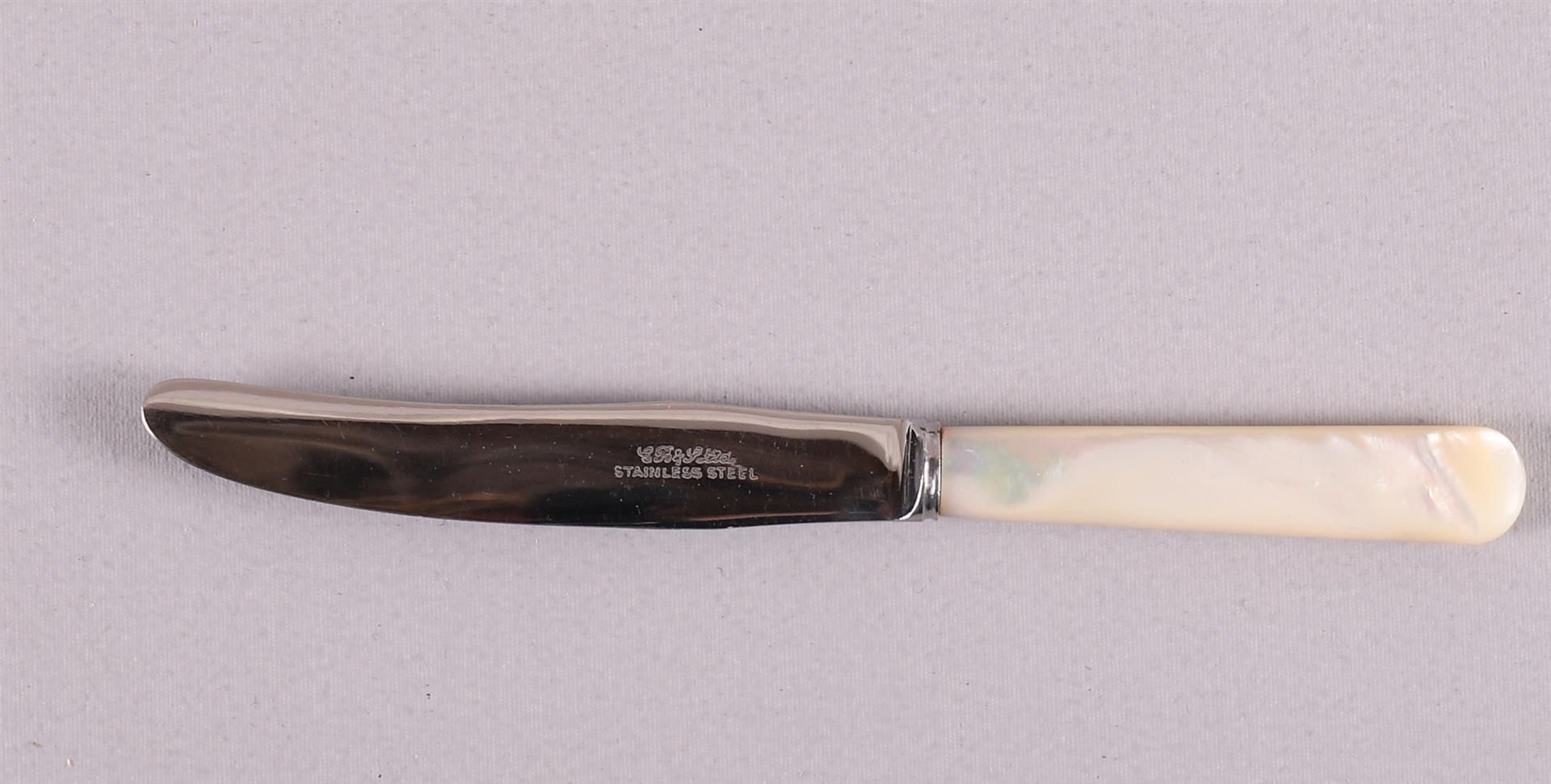 A fruit cutlery with mother-of-pearl handles in original cassette, around 1900. - Bild 2 aus 2