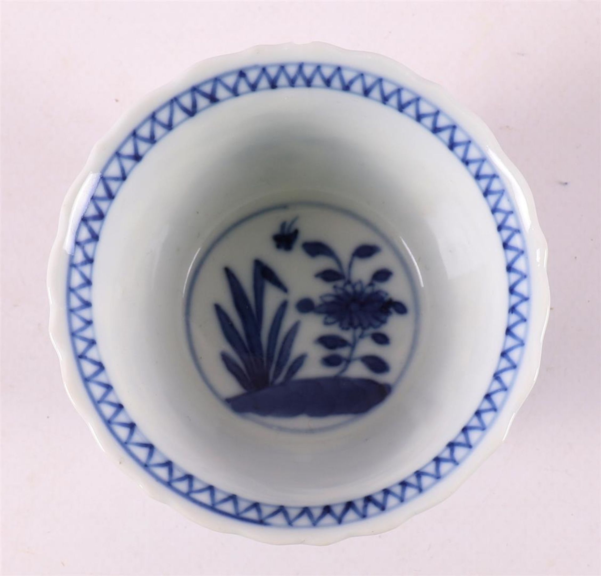 Three various blue/white porcelain cups and saucers, China, 1st half of the 19th century. Blue - Bild 8 aus 23