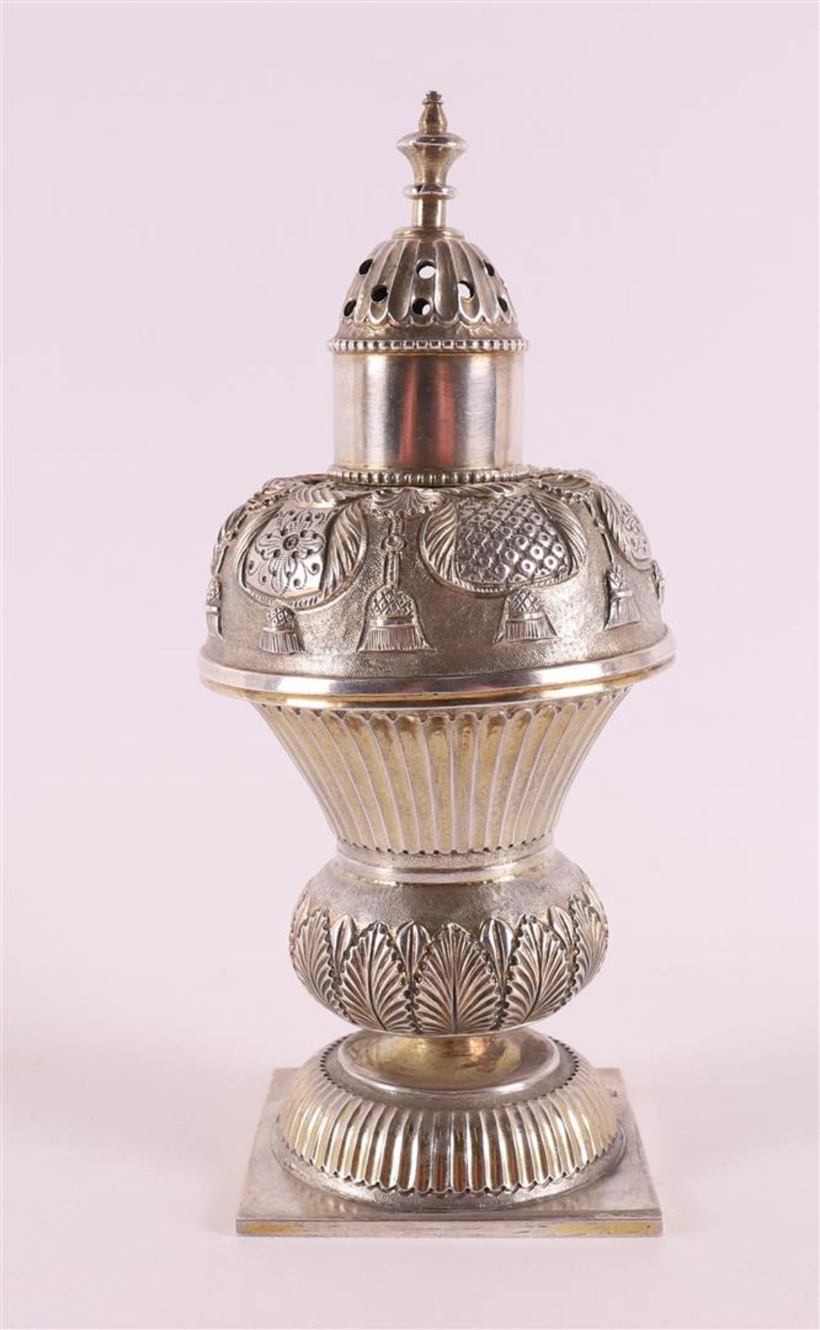 A silver sugar shaker, after an 18th century example, 19th century or later. Driven decoration of, - Bild 2 aus 7