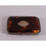 A tortoise shell cigar case with 2nd grade 835/1000 silver mount, 19th century, l 14.5 x w 9.5 cm.