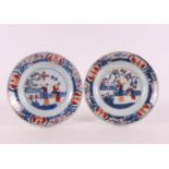 A pair of porcelain Chinese Imari plates, China, Qianlong, 1st half 18th century. Blue/red, partly