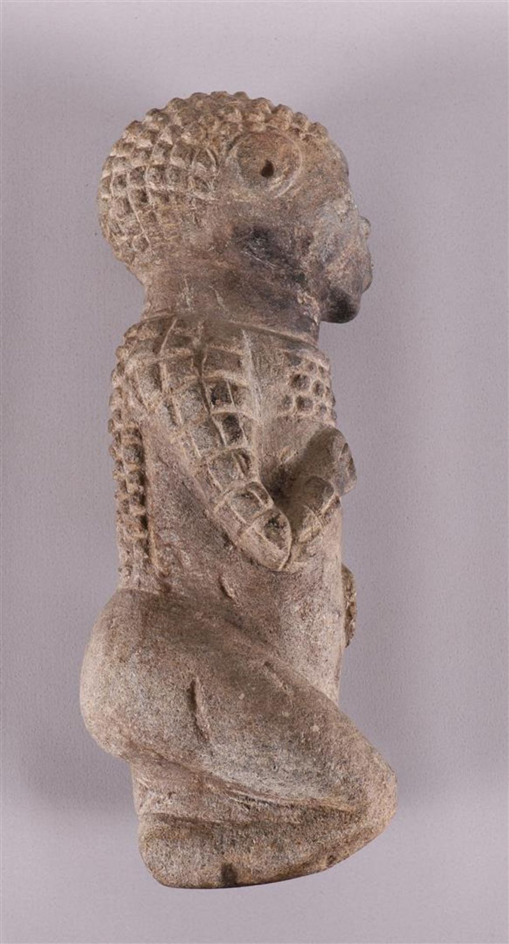 Ethnography. A stone ancestral statue of a kneeling woman, Africa, 20th century, h 34 cm. - Bild 3 aus 4