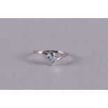 An 18 carat 750/1000 gold ring with a heart-shaped cut aquamarine. Ring size 17.75 mm.