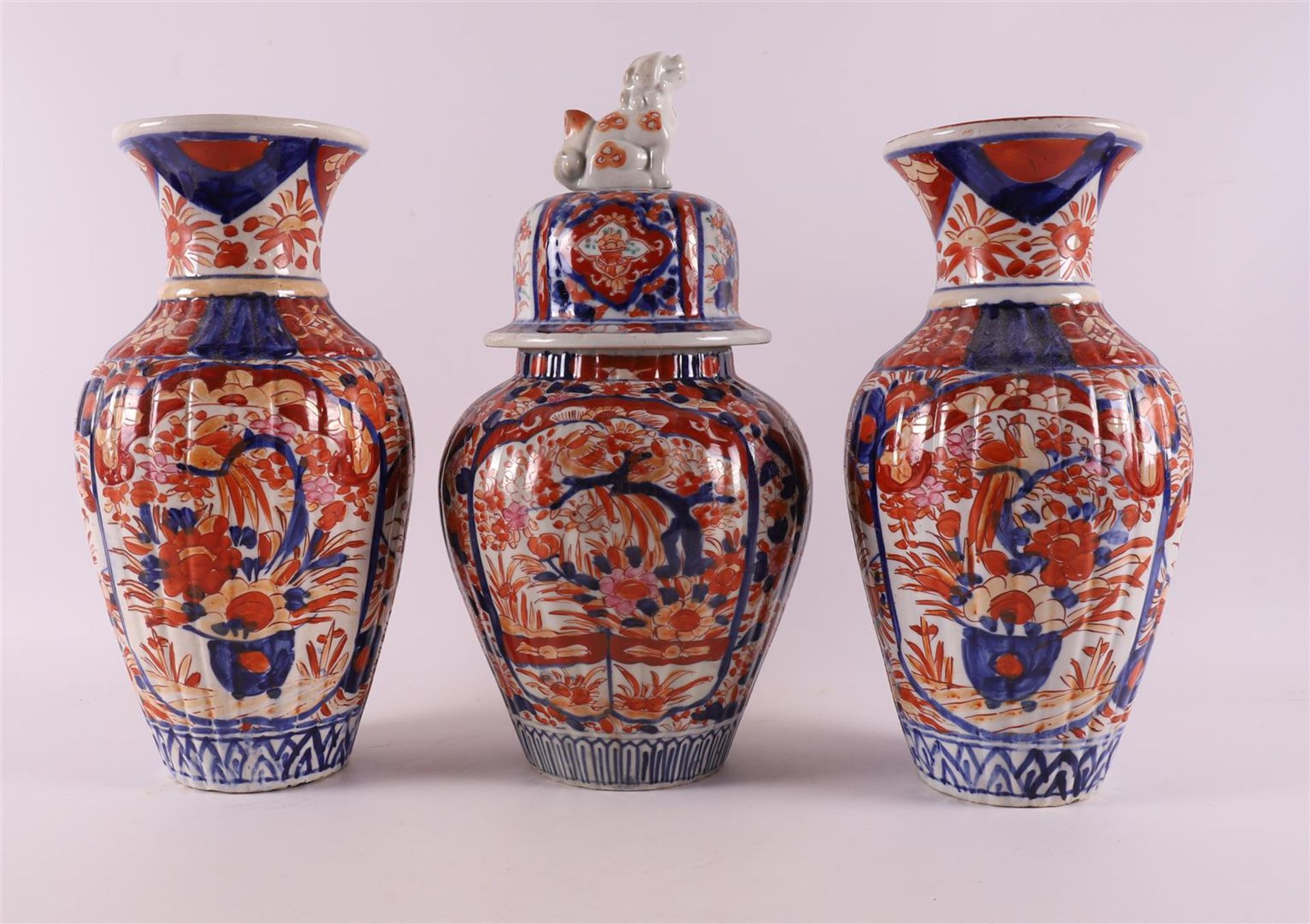 A three piece porcelain Imari garniture, Japan, Meiji, late 19th century. Consisting of: lidded vase - Bild 4 aus 13
