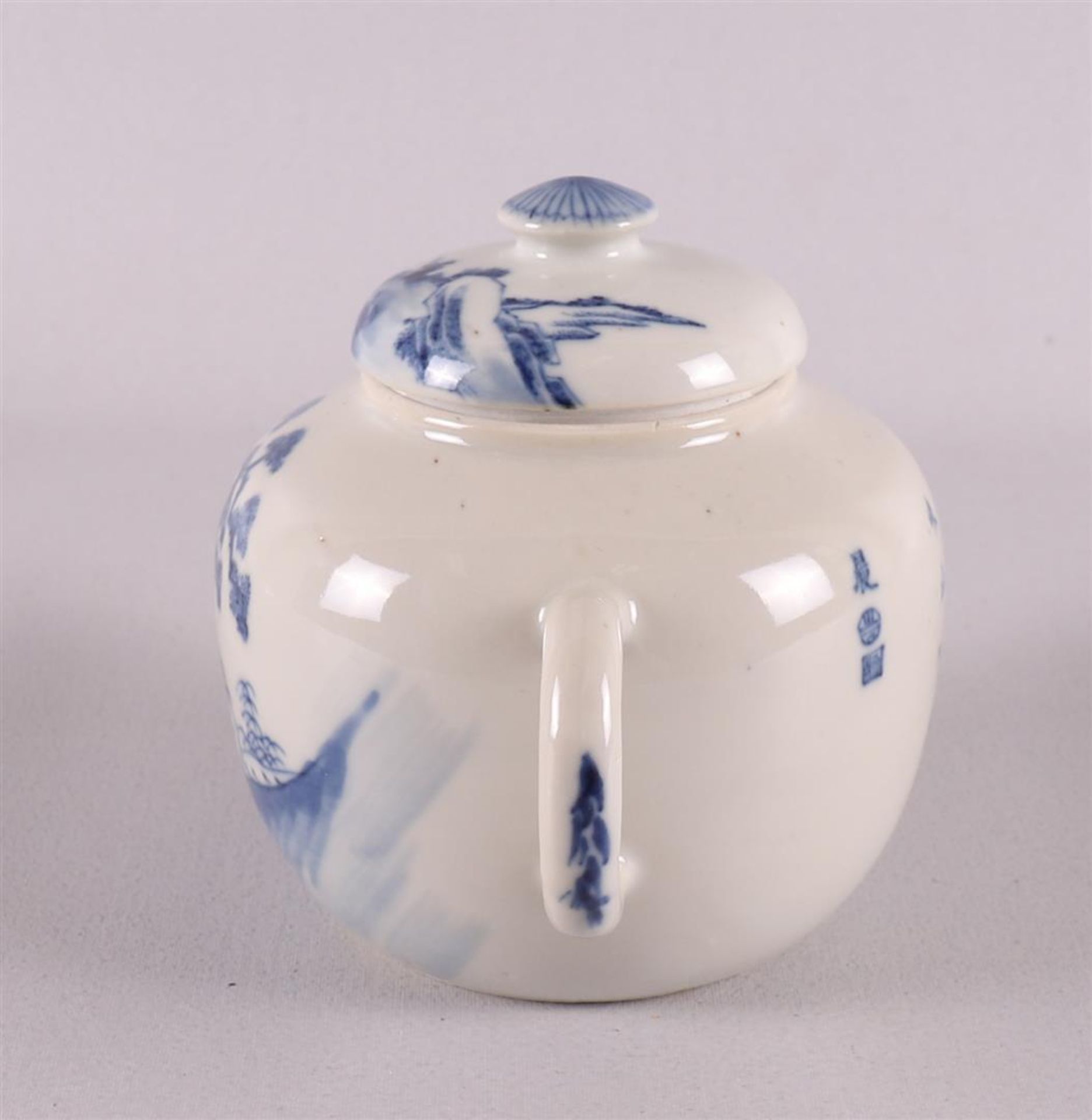 A blue and white porcelain teapot, China, 19th century. Blue underglaze decoration of a fisherman in - Bild 4 aus 6