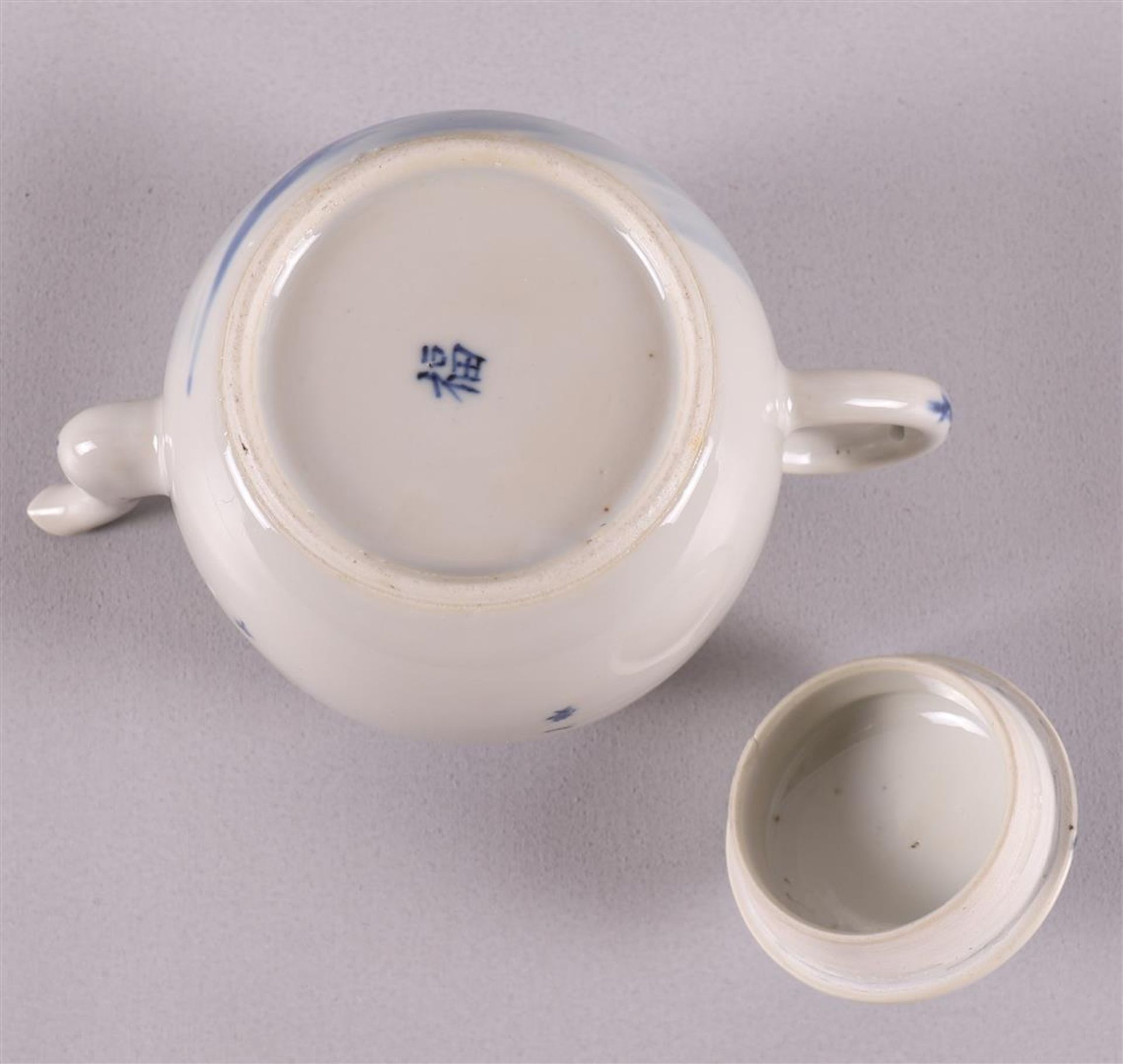 A blue and white porcelain teapot, China, 19th century. Blue underglaze decoration of a fisherman in - Bild 6 aus 6