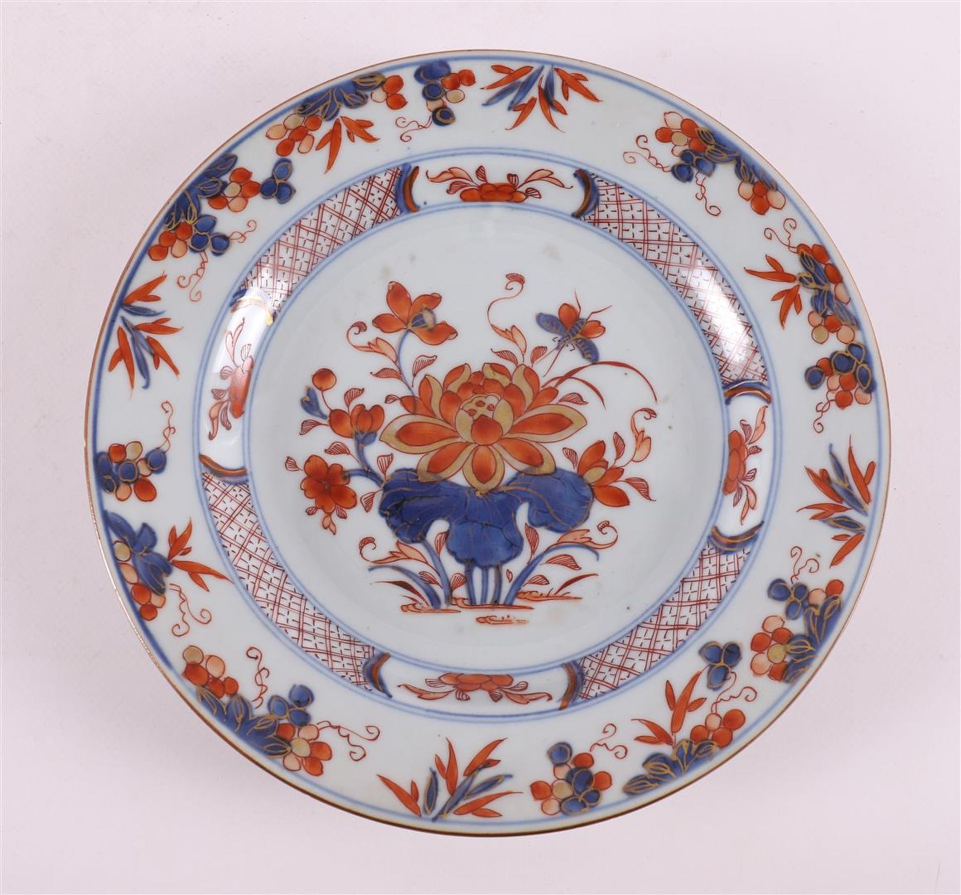 A series of three porcelain plates, China, Kangxi, around 1700. Blue/red, partly gold-heightened - Bild 6 aus 12