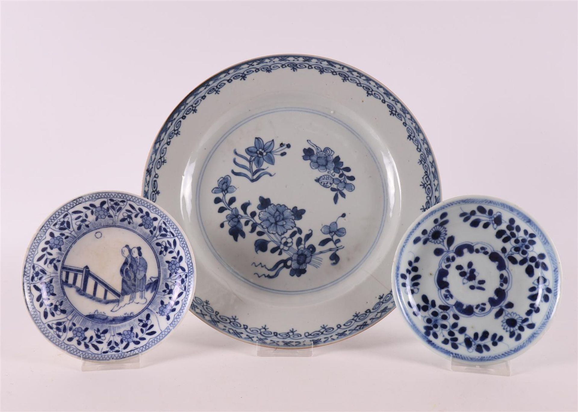 A Chinese blue and white porcelain plate, Qianlong, 18th C. Blue underglaze decoration of, among