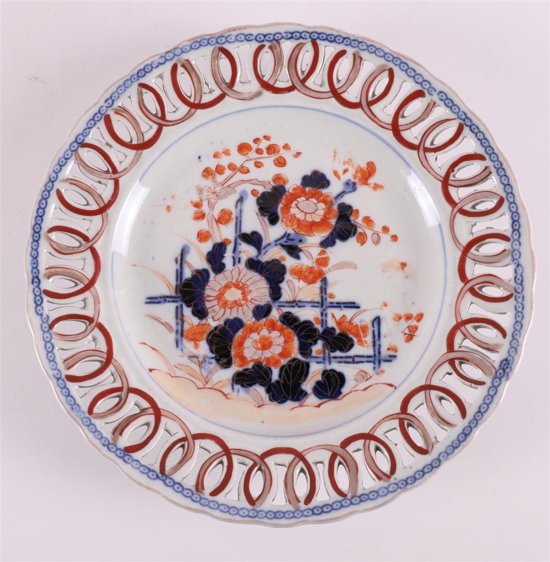 A series of three porcelain Imari plates with pierced lip, Japan, Meiji, late 19th century. Hereby a - Bild 2 aus 13