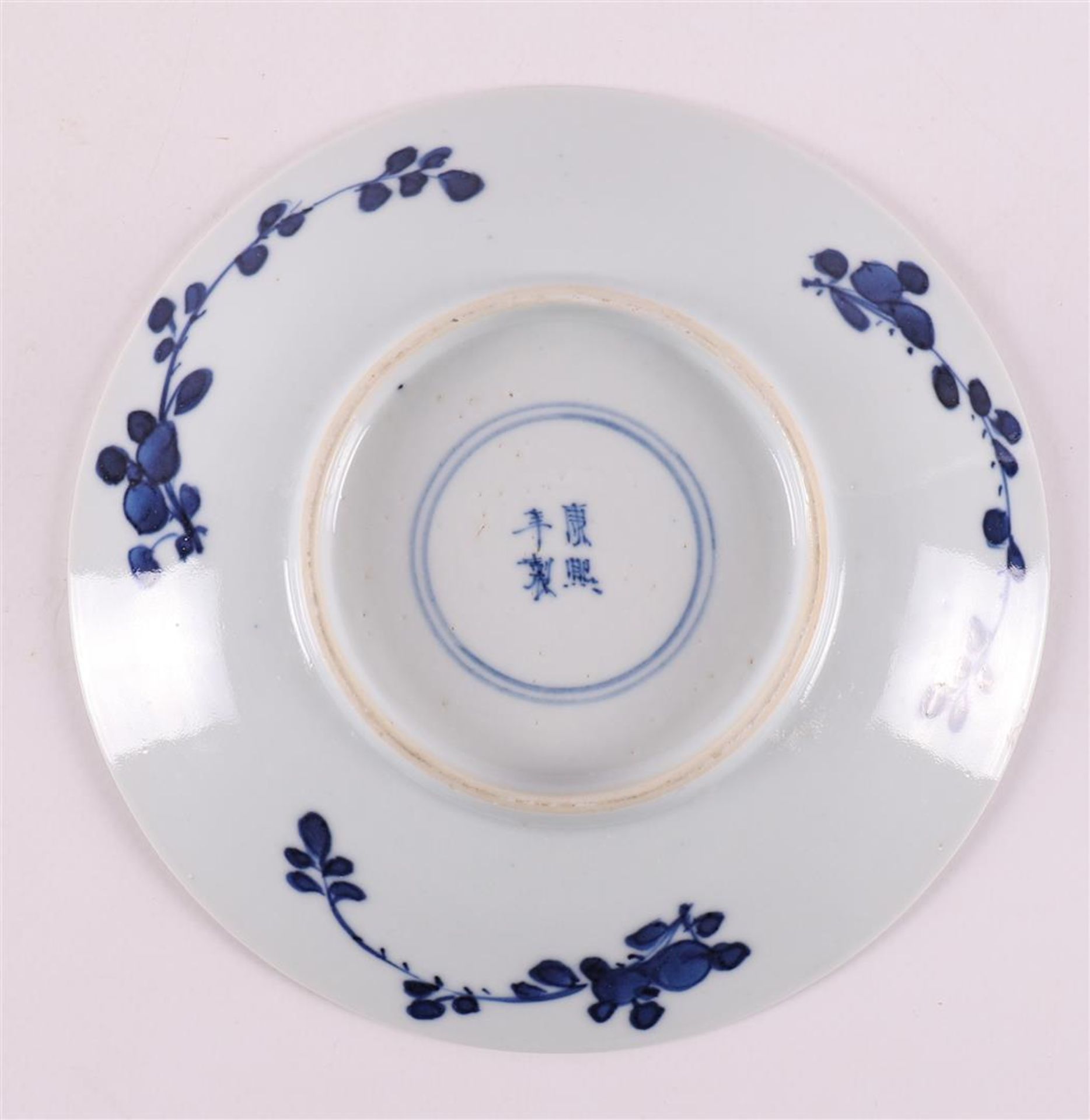 A pair of blue and white porcelain plates, China, 19th century. Blue underglaze decoration of ' - Bild 5 aus 5