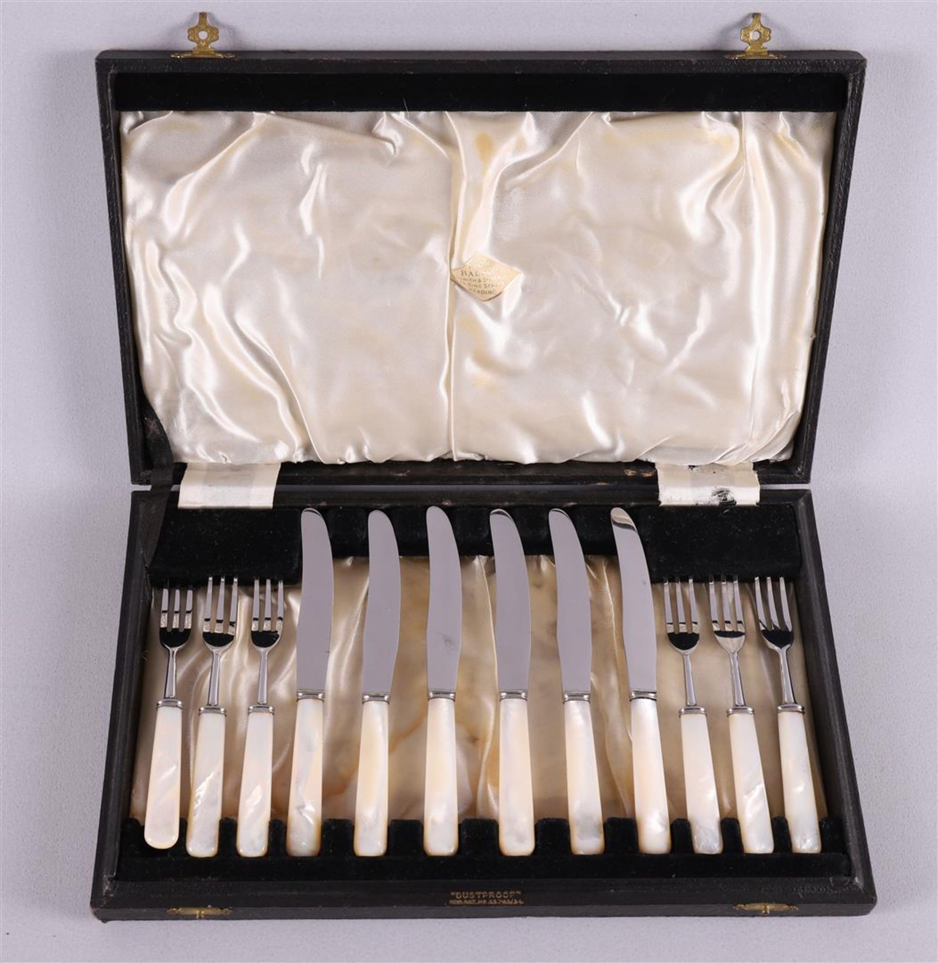 A fruit cutlery with mother-of-pearl handles in original cassette, around 1900.