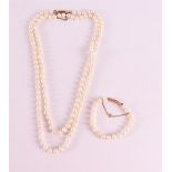 A necklace of pearls on a 14 kt 585/1000 ton clasp, length 110 cm. Ditto bracelet, length 18.5 cm,
