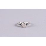 An 18 kt 750/1000 white gold women's ring, set with oval cut brilliants of approximately 1 ct,