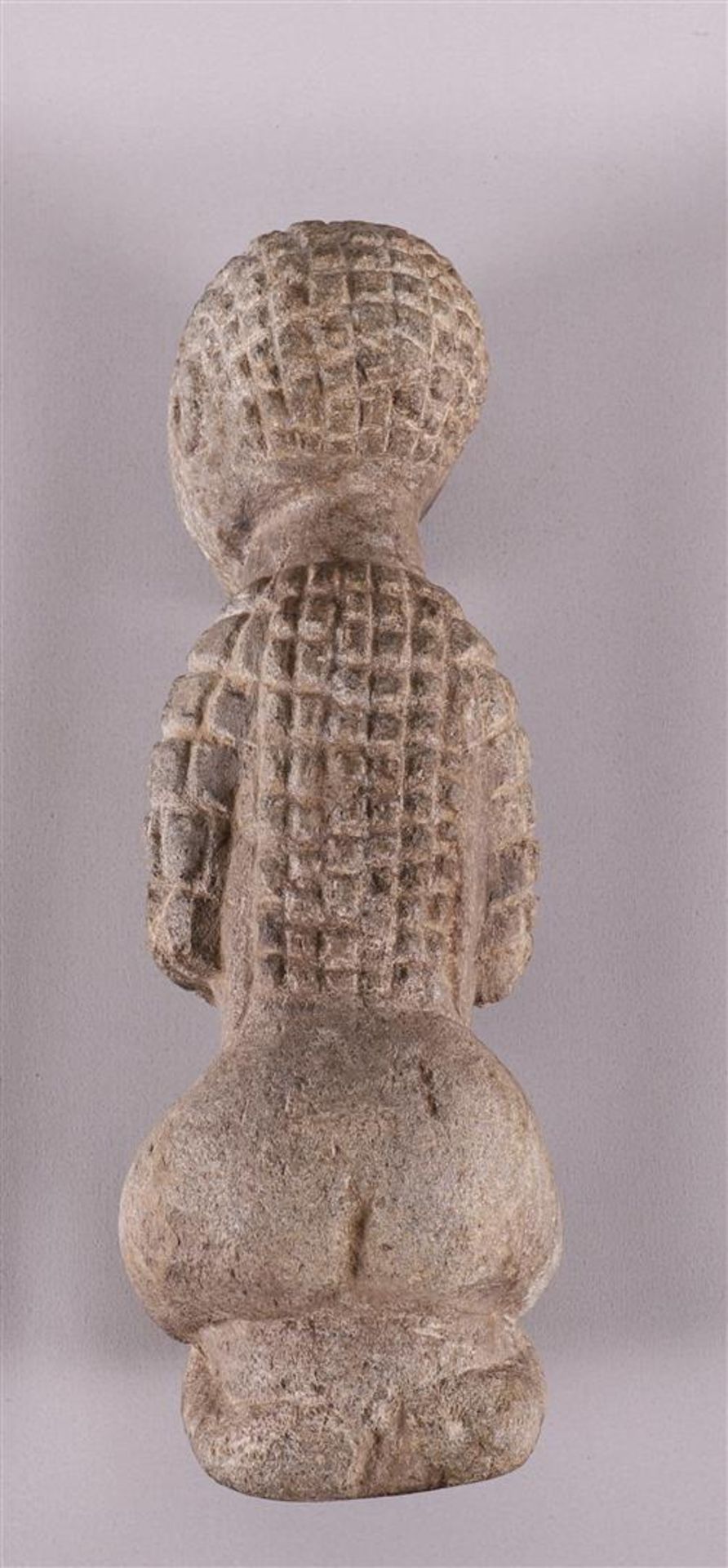 Ethnography. A stone ancestral statue of a kneeling woman, Africa, 20th century, h 34 cm. - Bild 4 aus 4