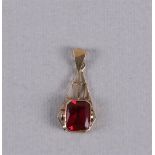 A 14 kt 585/1000 gold Art Deco pendant with a facet cut synthetic ruby.