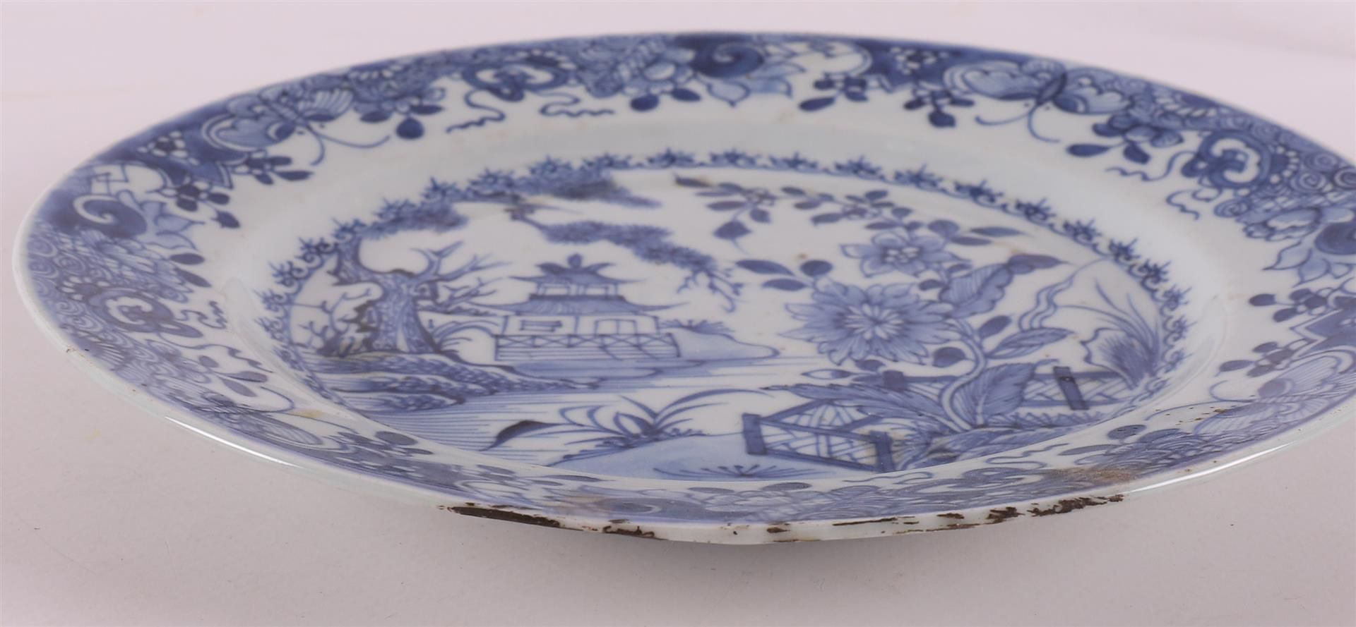A pair of blue and white porcelain plates, China, Qianlong, 18th century. Blue underglaze decoration - Image 9 of 9