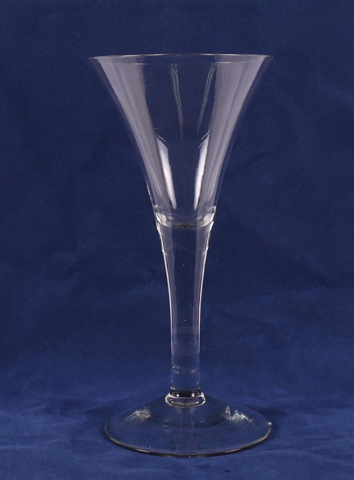 A conical occasional glass, England, 18th century, h 22.5 cm. - Bild 3 aus 7