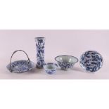 A lot of various blue/white porcelain, China, including 18th century, tot. 5x, vase damaged).