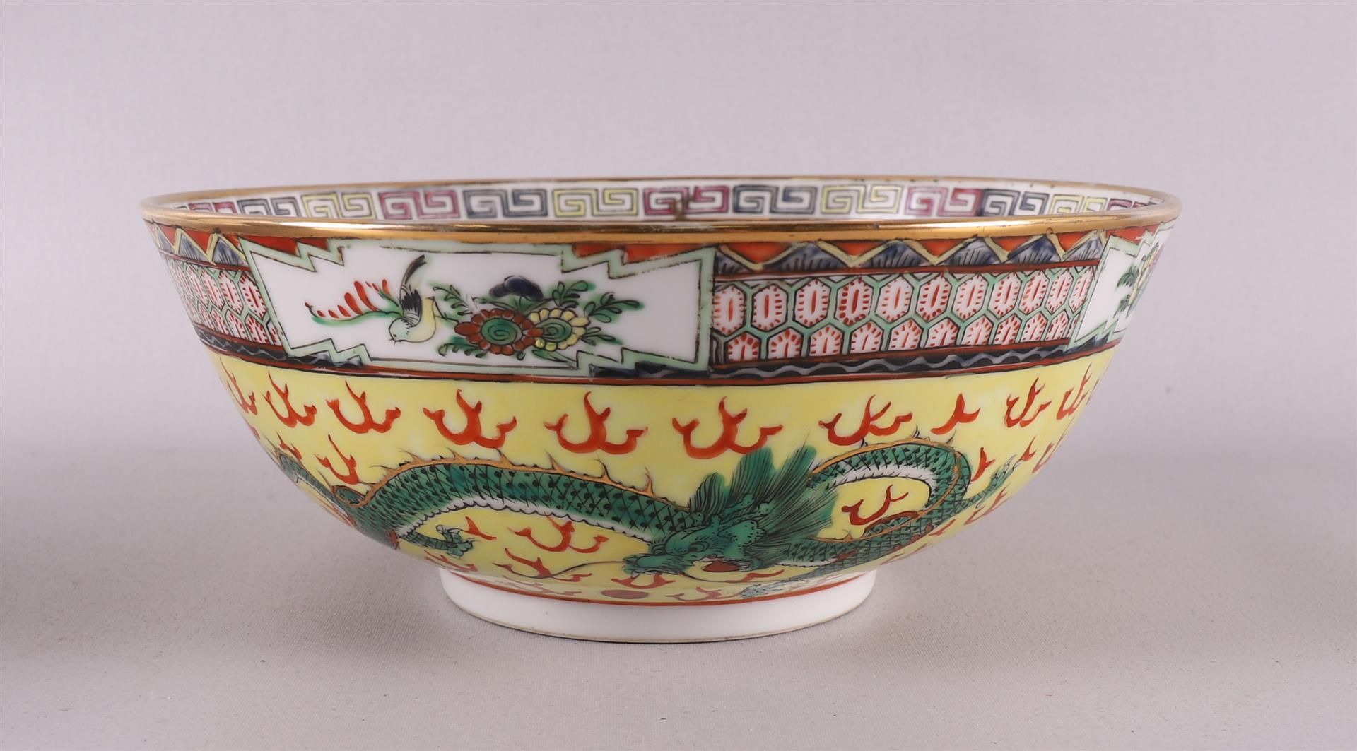 A porcelain bowl on a stand ring, China, 20th century. Polychrome decor of dragons, h 8 x Ø 20 cm. - Bild 10 aus 13
