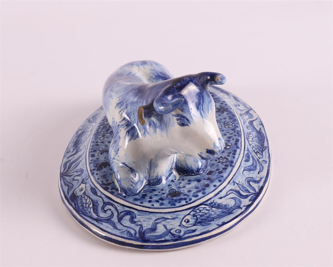A blue/white pottery reclining cow, Holland, Makkum, Tichelaar, 20th century, h 6.5 x l 14 cm ( - Image 5 of 7