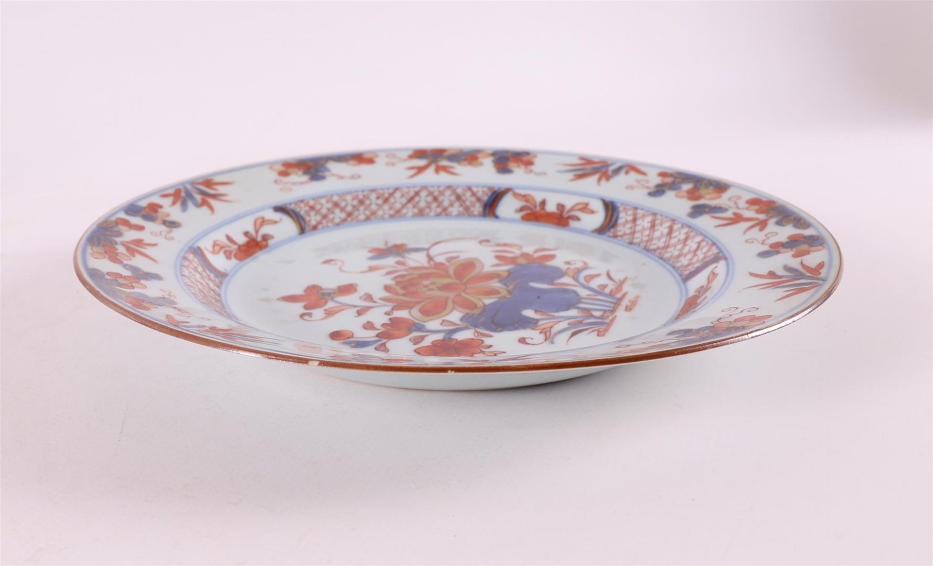 A series of three porcelain plates, China, Kangxi, around 1700. Blue/red, partly gold-heightened - Bild 7 aus 12