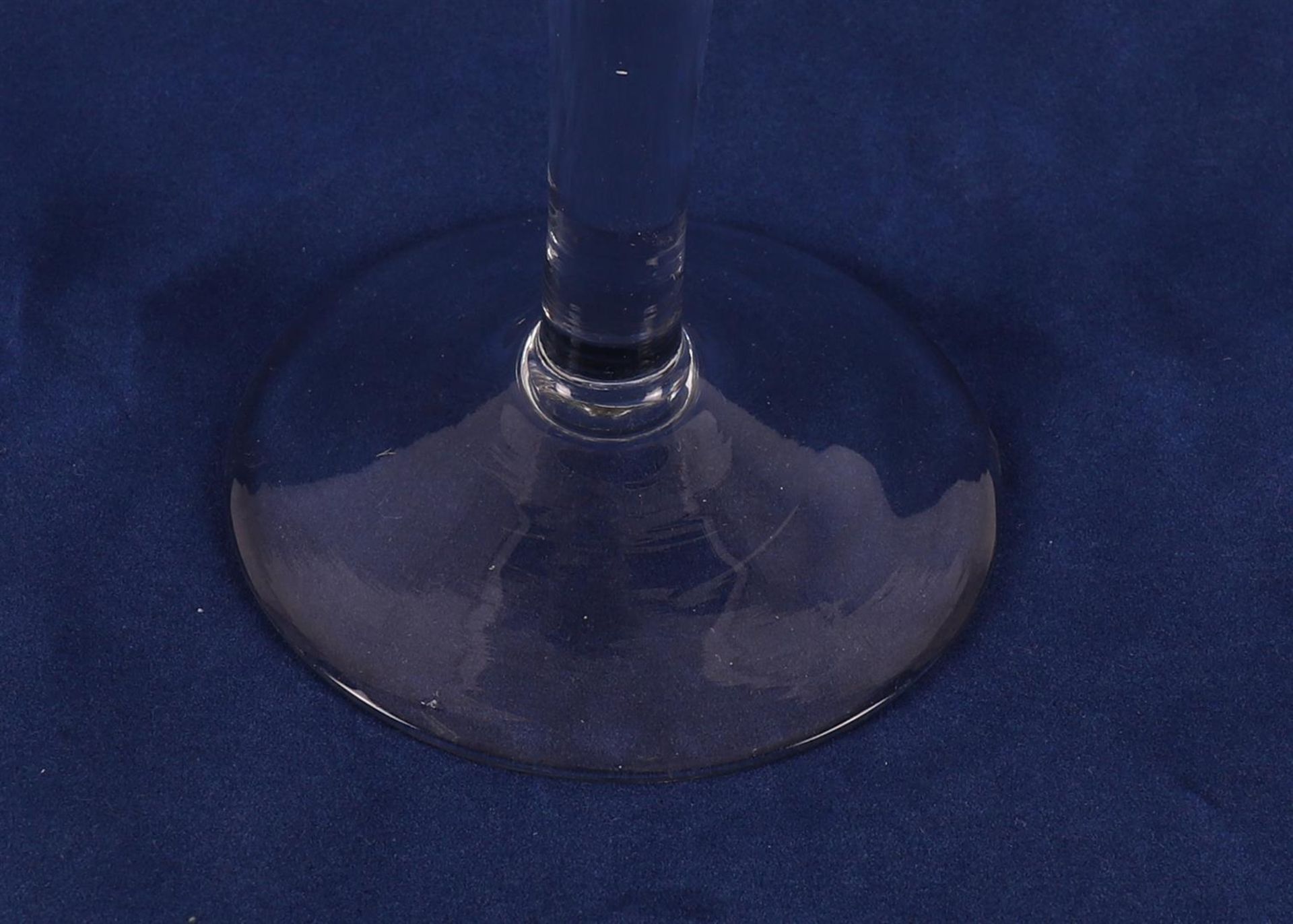 A conical occasional glass, England, 18th century, h 22.5 cm. - Bild 4 aus 7