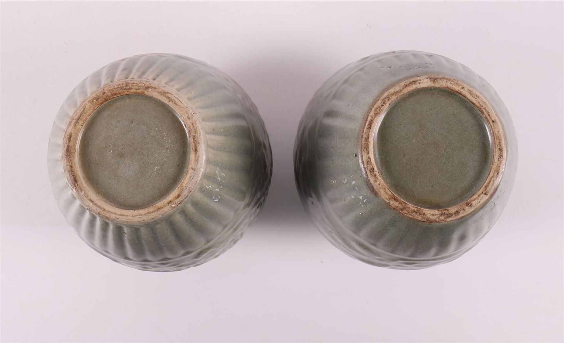 A pair of celadon glazed porcelain vase, China, 20th century or earlier. Relief decoration of dragon - Bild 6 aus 6