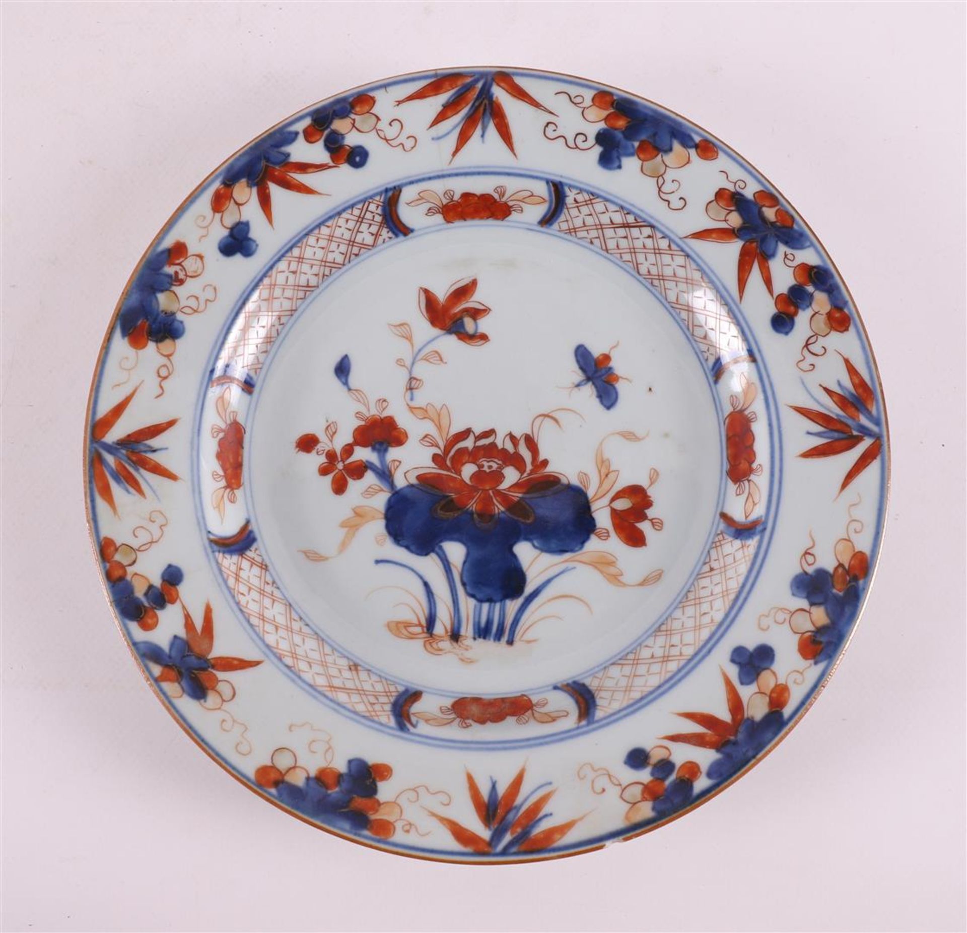 A series of three porcelain plates, China, Kangxi, around 1700. Blue/red, partly gold-heightened - Bild 2 aus 12