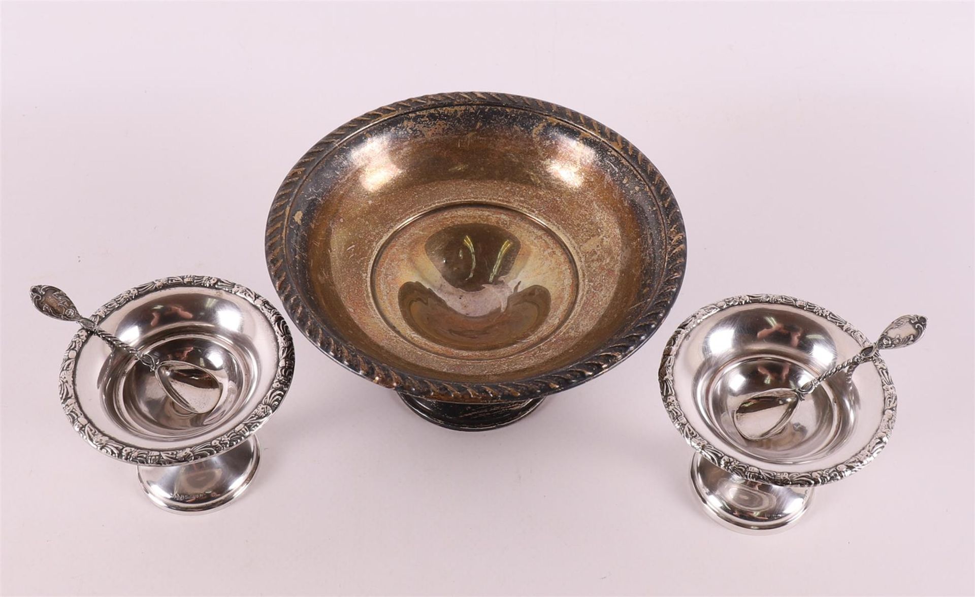 Three 2nd grade 835/1000 silver tazzas, 20th century, h 5 and 7 cm. Includes two 3rd grade 800/ - Bild 2 aus 3