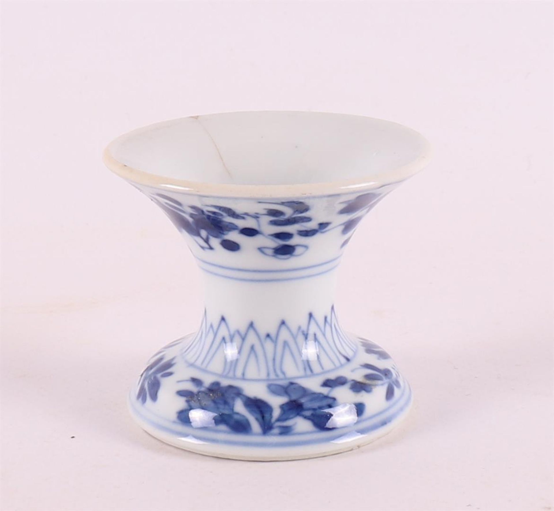 A blue and white porcelain one-light candlestick, China, Kangxi, around 1700. Blue underglaze floral