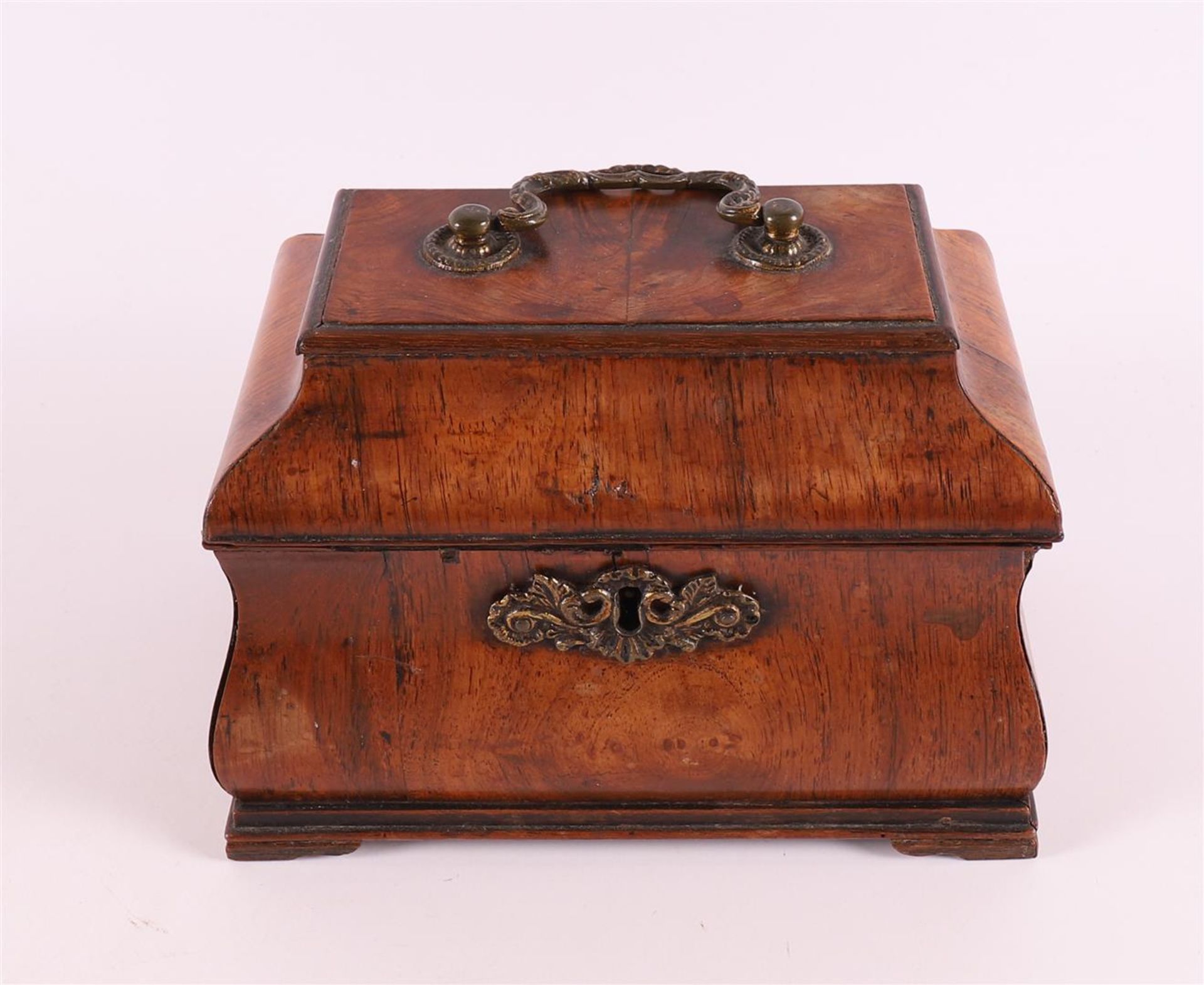 A Dutch rosewood tea box, mid 18th century, h 14 x l 20 x w 12 cm.