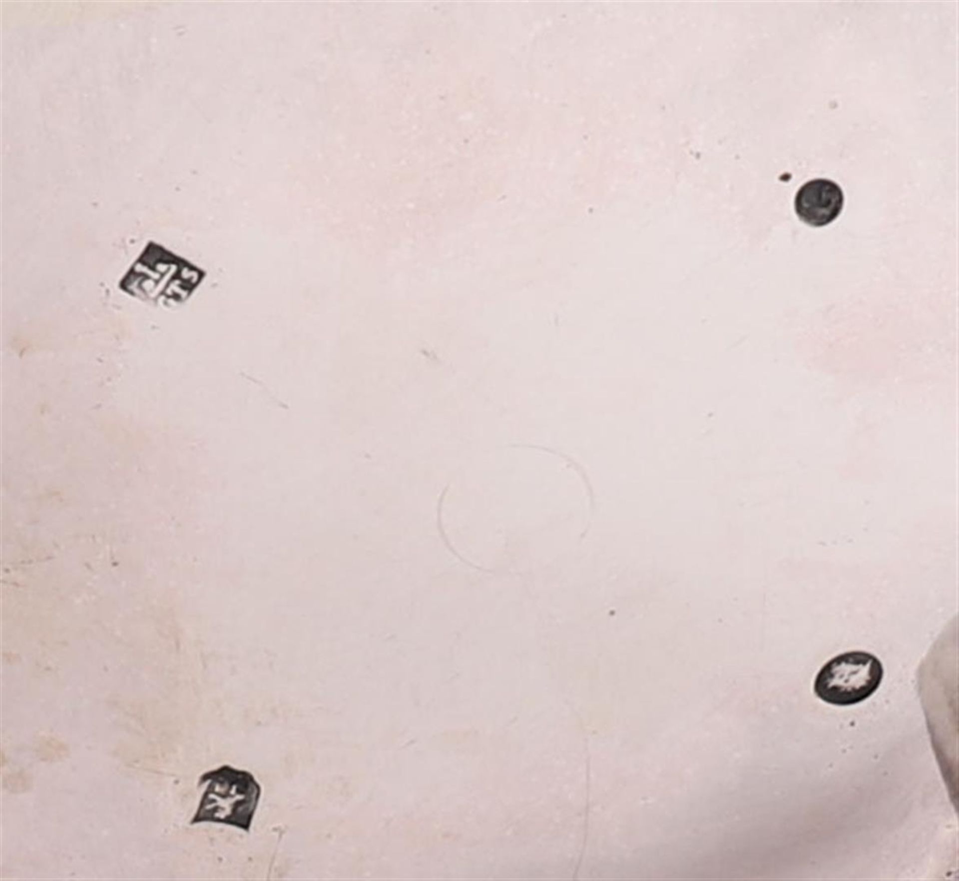 A 1st grade 925/1000 round silver bonbonnière in Louis XV style, year letter 1841. The contoured - Bild 5 aus 5