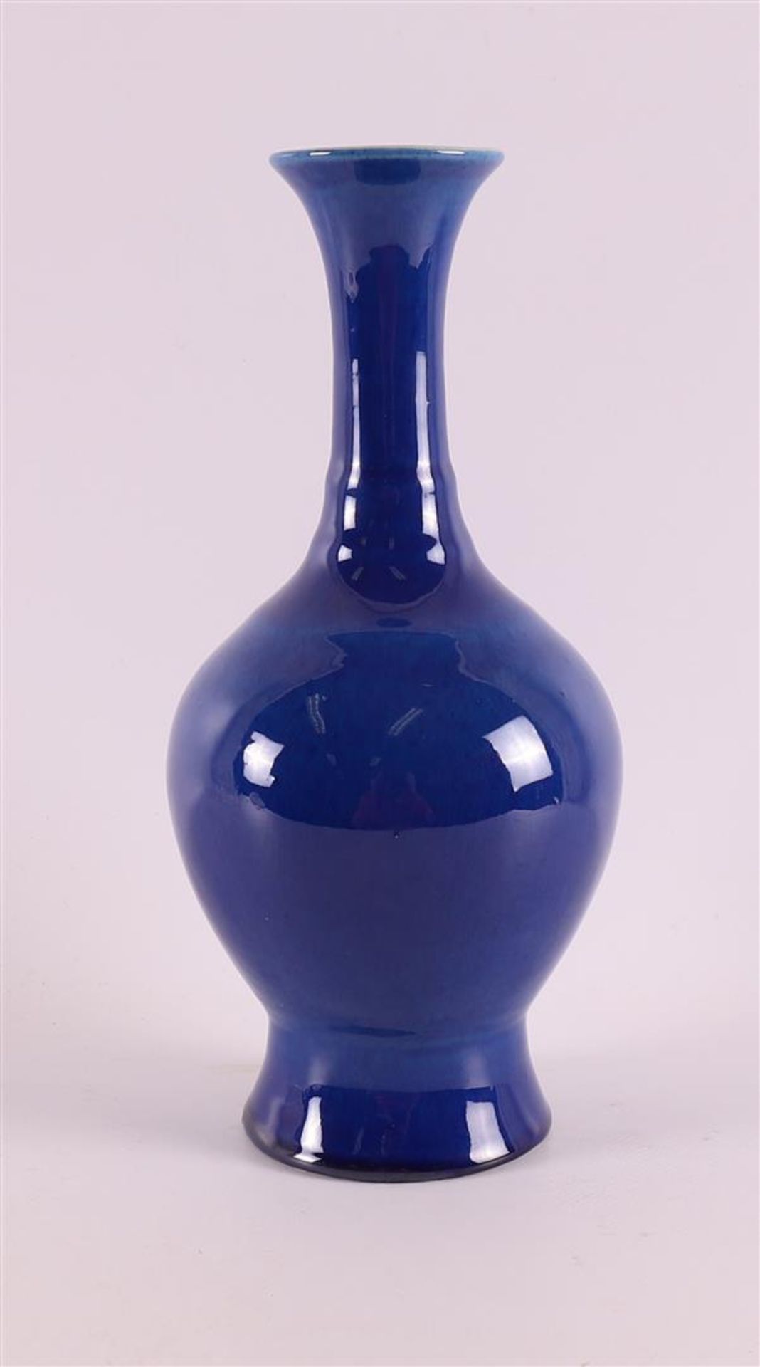 A royal blue glazed baluster shaped porcelain vase, China, 20th century, h 26 cm. - Bild 2 aus 4