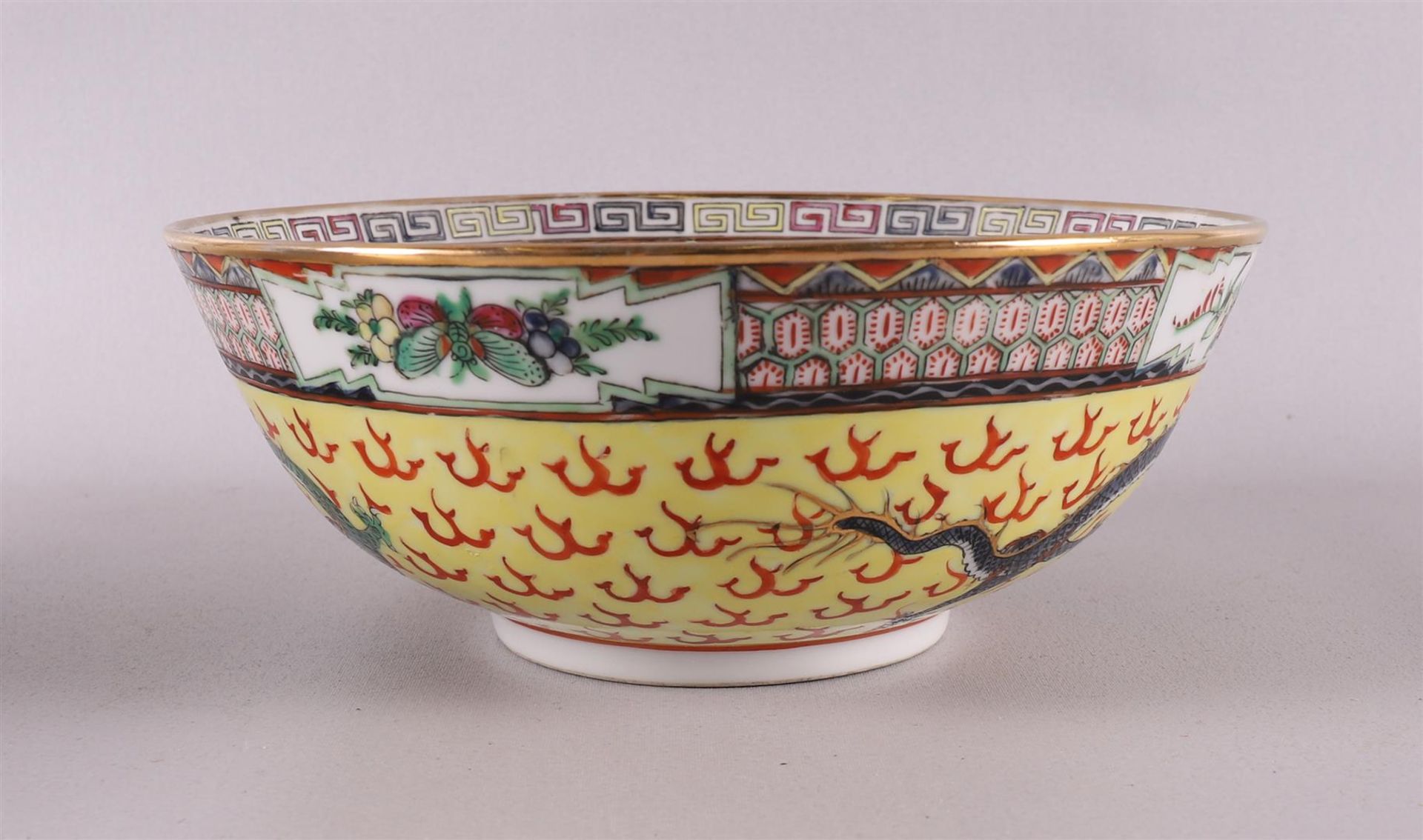 A porcelain bowl on a stand ring, China, 20th century. Polychrome decor of dragons, h 8 x Ø 20 cm. - Bild 11 aus 13