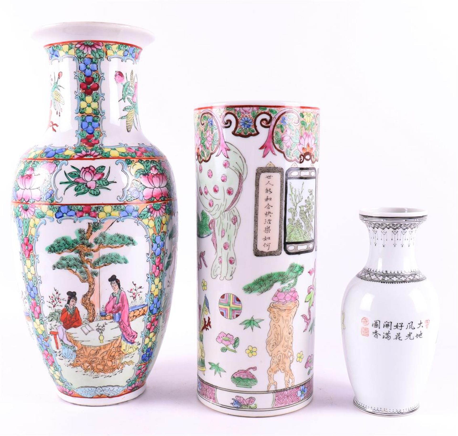 A cylindrical porcelain vase, China, 20th century. Polychrome decor of a painter at a table, - Bild 3 aus 6