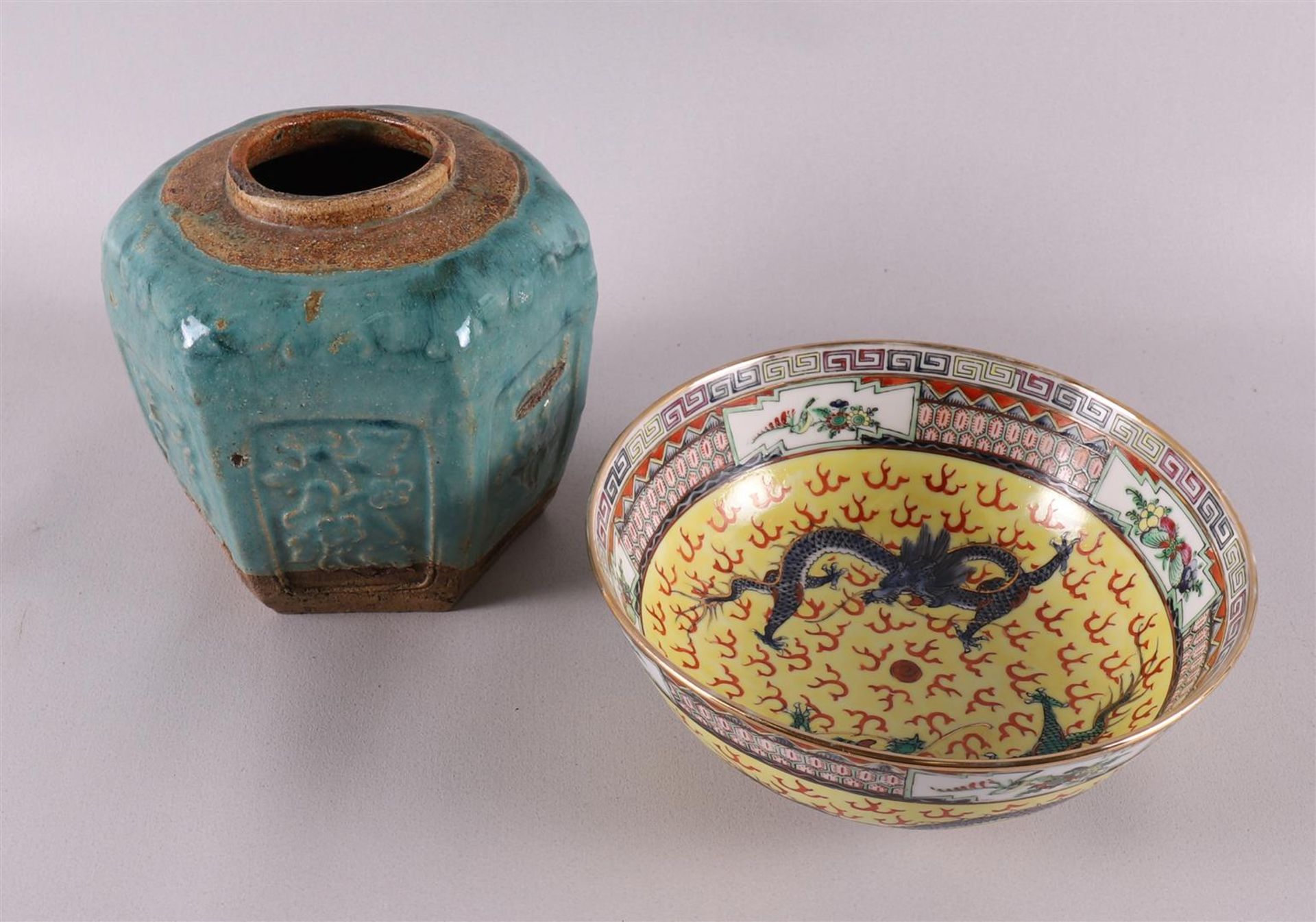 A porcelain bowl on a stand ring, China, 20th century. Polychrome decor of dragons, h 8 x Ø 20 cm.