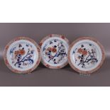 A series of three porcelain Chinese Imari plates, China, Kangxi, around 1700.