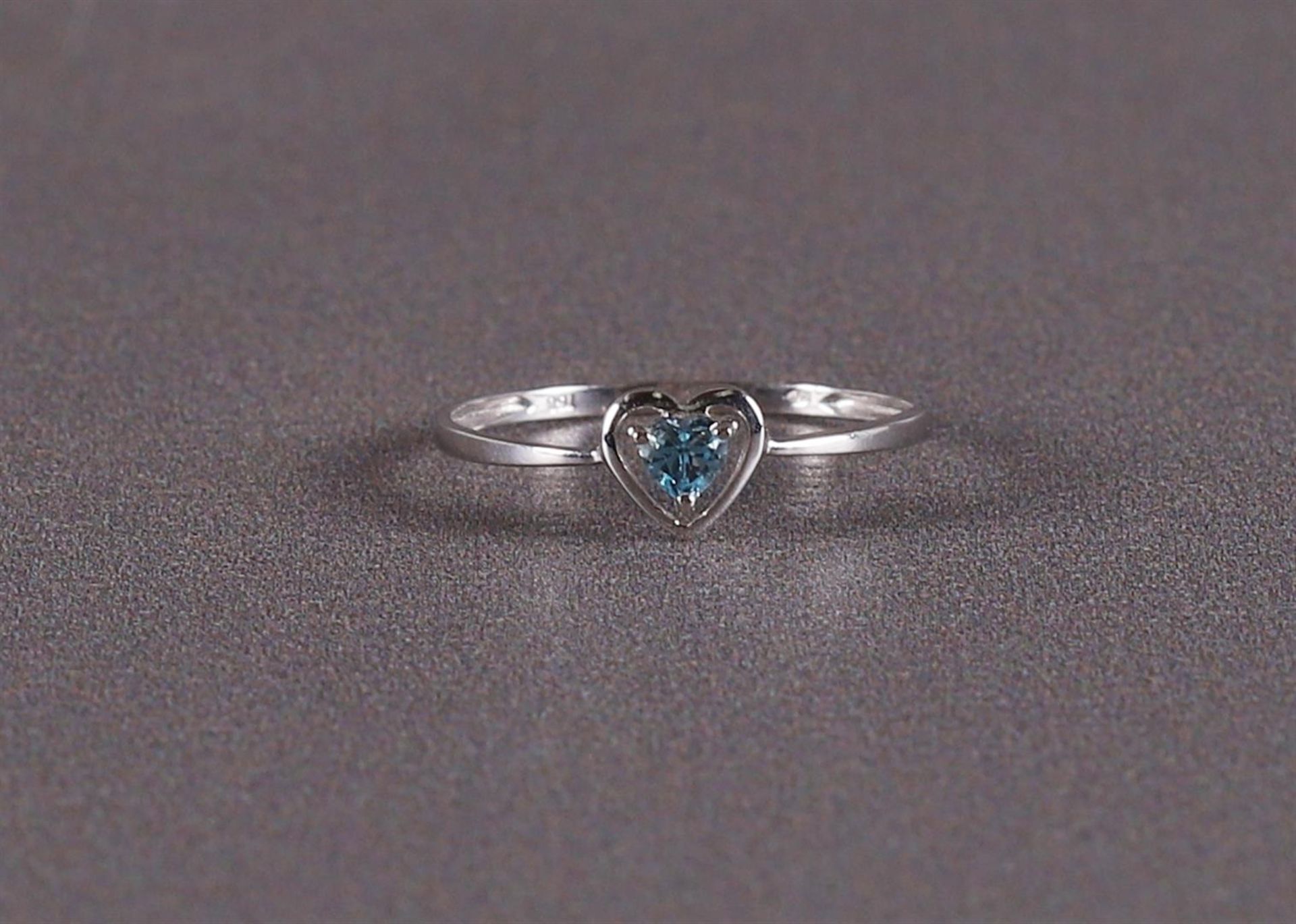 An 18 kt gold ring with a heart-shaped cut aquamarine