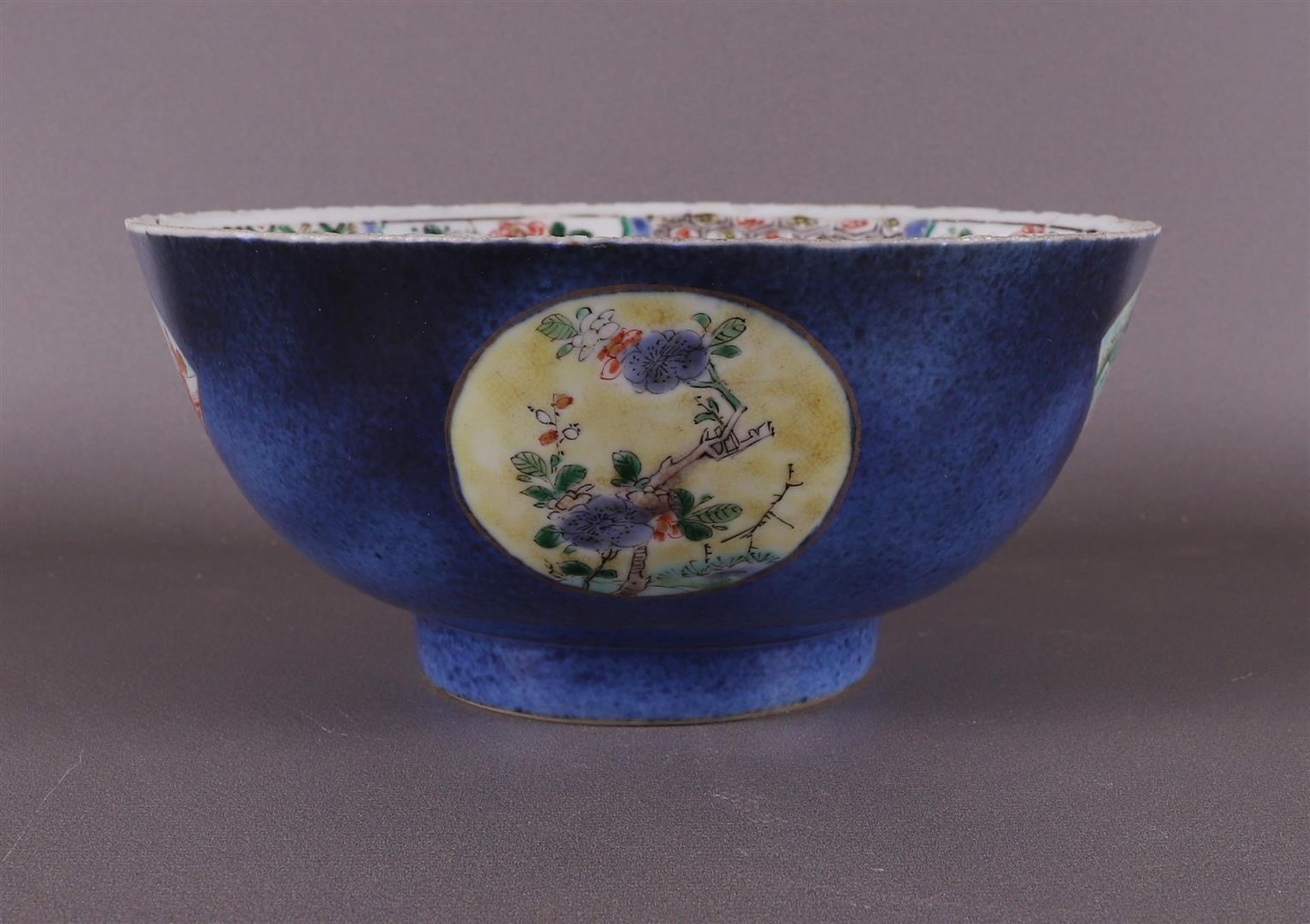 A porcelain famille verte bowl with 'poudre bleu' ground, China, Kangxi, ca 1700 - Bild 5 aus 8