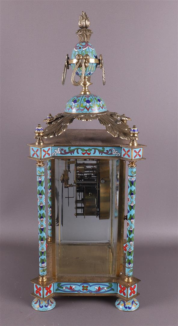 A table mantel clock in cloissonné and brass casing, 20th century. - Image 5 of 6