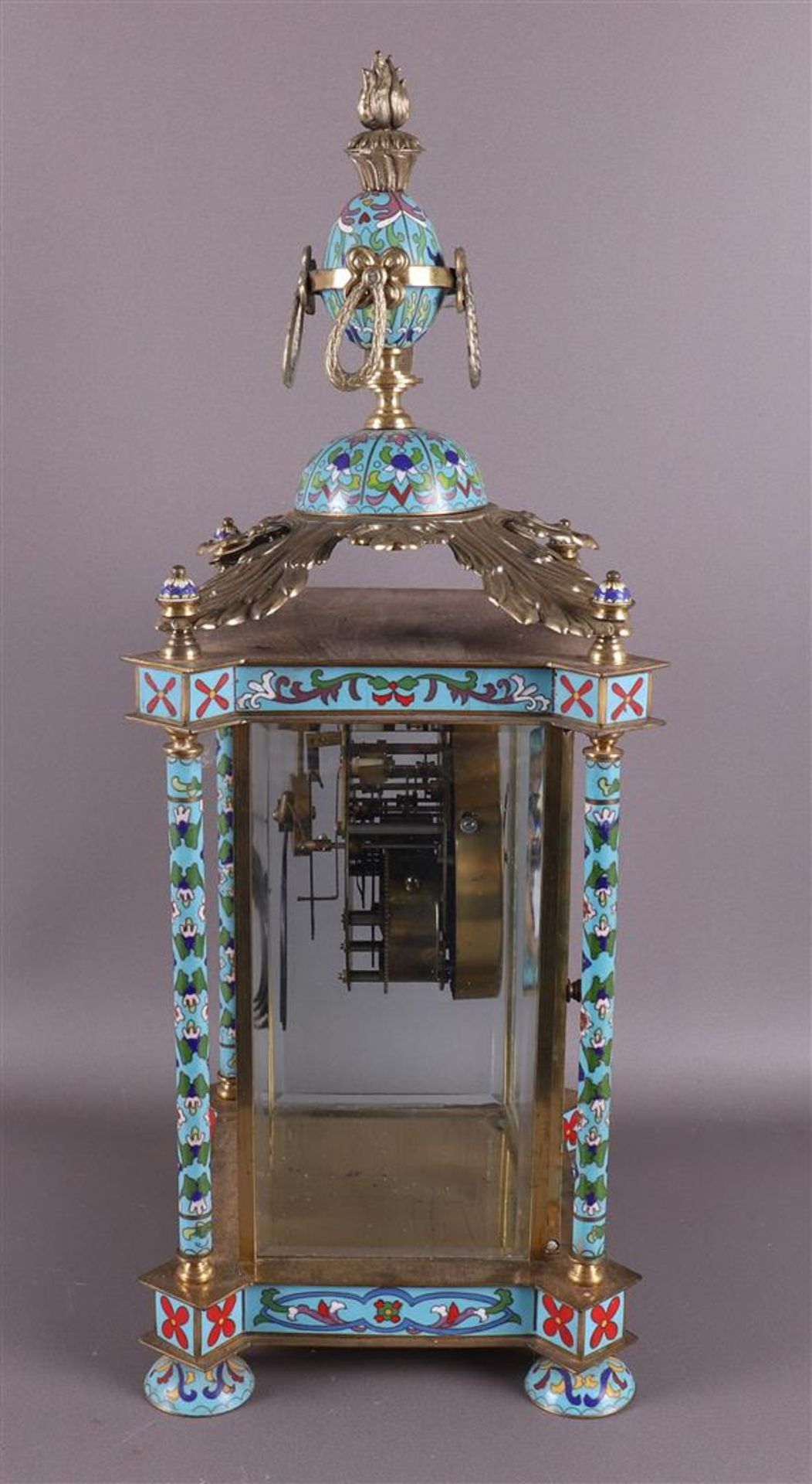 A table mantel clock in cloissonné and brass casing, 20th century. - Image 5 of 6