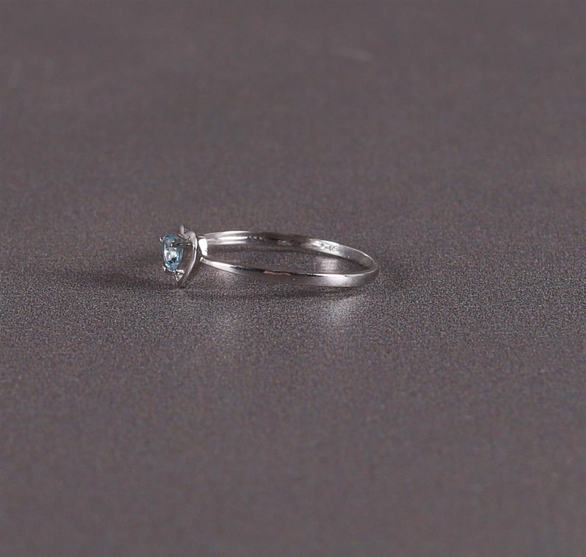 An 18 kt gold ring with a heart-shaped cut aquamarine - Image 2 of 2